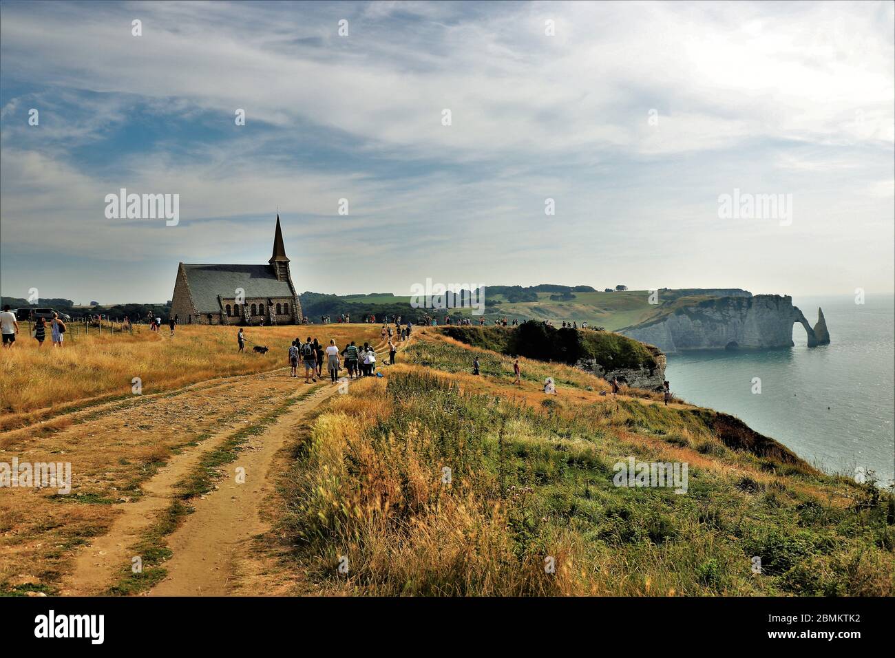 Passeggiata di un giorno estivo sulle scogliere, notoriamente dipinte da Claude Monet a Etretat, Francia settentrionale. Foto Stock