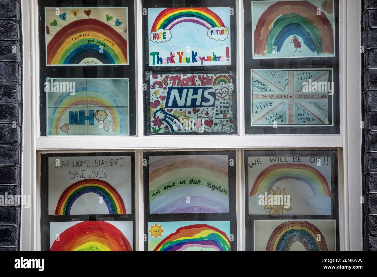 Dipinti arcobaleno sulla finestra di No.10 Downing Street per mostrare gratitudine a NHS e operatori sanitari in prima linea negli ospedali che combattono il coronavirus Foto Stock