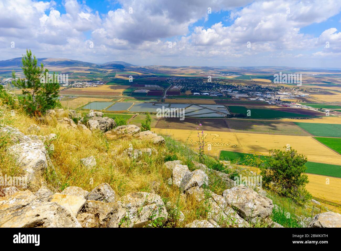 Paesaggio della valle di Jezreel dal Monte Gilboa. Israele del Nord, il testo è: 72 anni per Israele Foto Stock