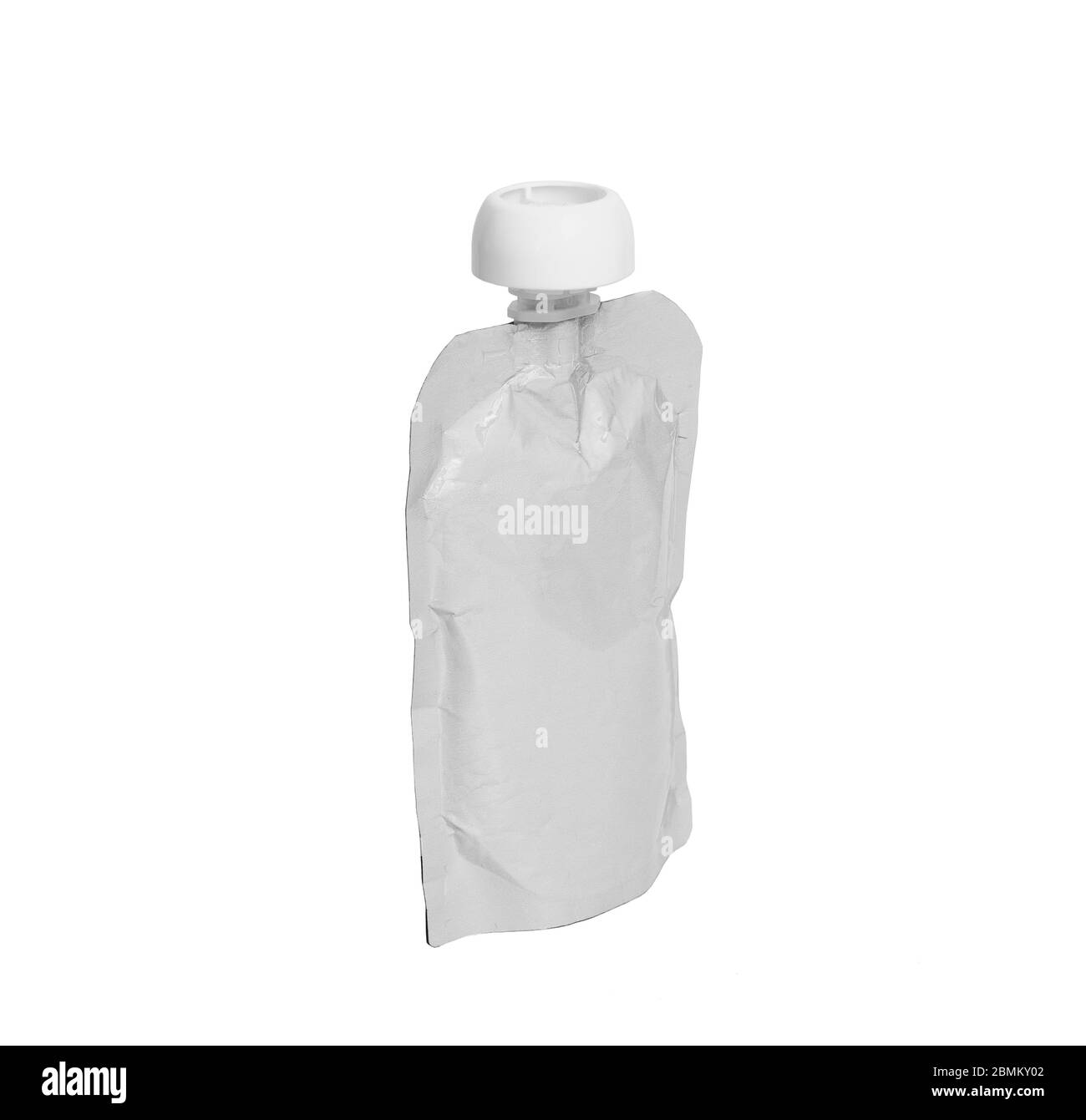 Confezione di latticini bianchi vuoti in plastica con beccuccio e coperchio rotondo, per alimenti per bambini, purea di frutta, snack in movimento, isolata su sfondo bianco Foto Stock