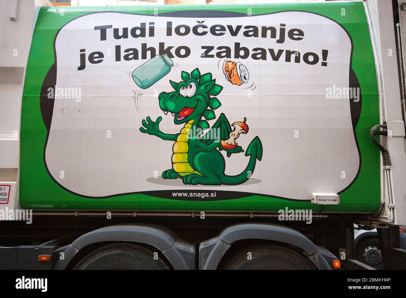 Il drago verde, il simbolo di Lubiana, raffigurato sul camion di raccolta rifiuti, Lubiana, Slovenia Foto Stock