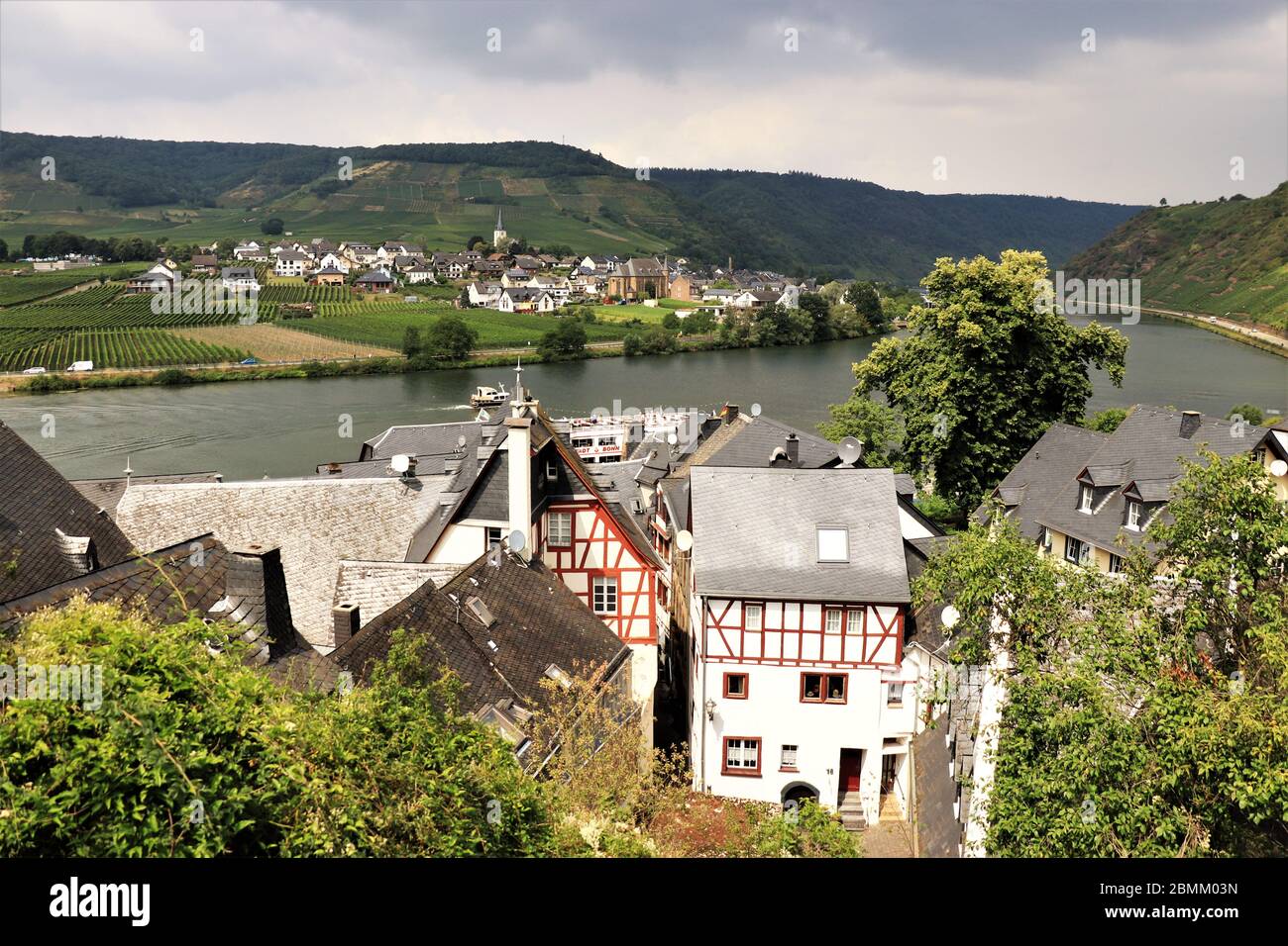 La vista del fiume Mosella e villaggi e vigneti vicini da Beilstein an Der Mosel, Germania Foto Stock