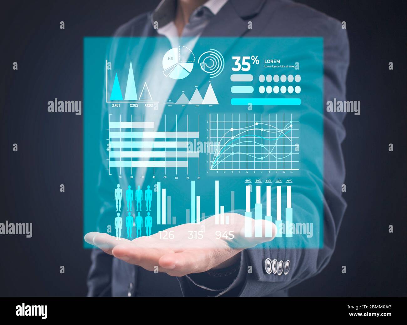 Uomo d'affari che mostra l'immagine del software per il commercio in linea Foto Stock