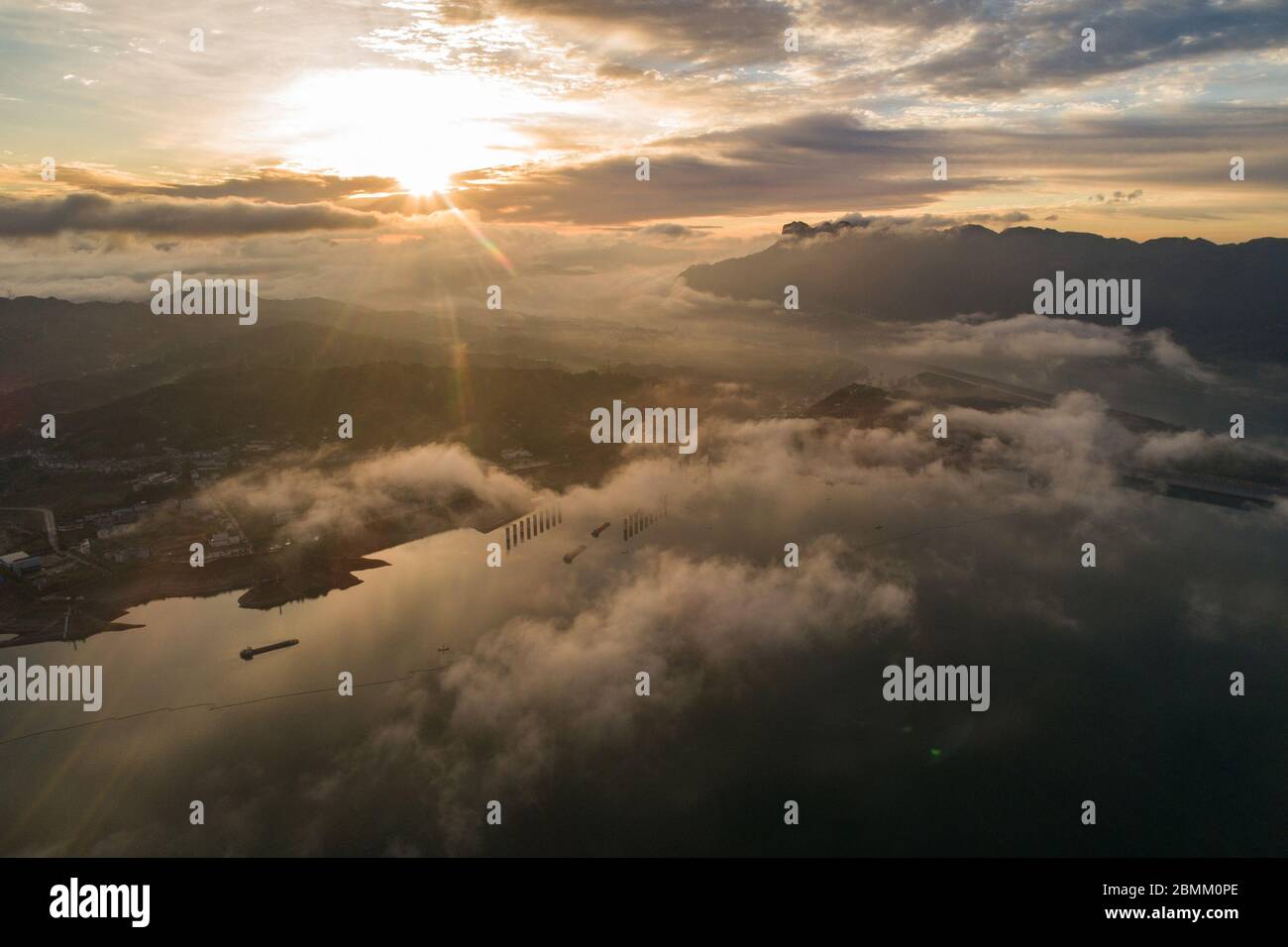 Zigui. 10 maggio 2020. La foto aerea del 10 maggio 2020 mostra le imbarcazioni che navigano verso la diga a cinque livelli della diga delle tre Gole nella provincia di Hubei della Cina centrale. Credit: Wang Gang/Xinhua/Alamy Live News Foto Stock