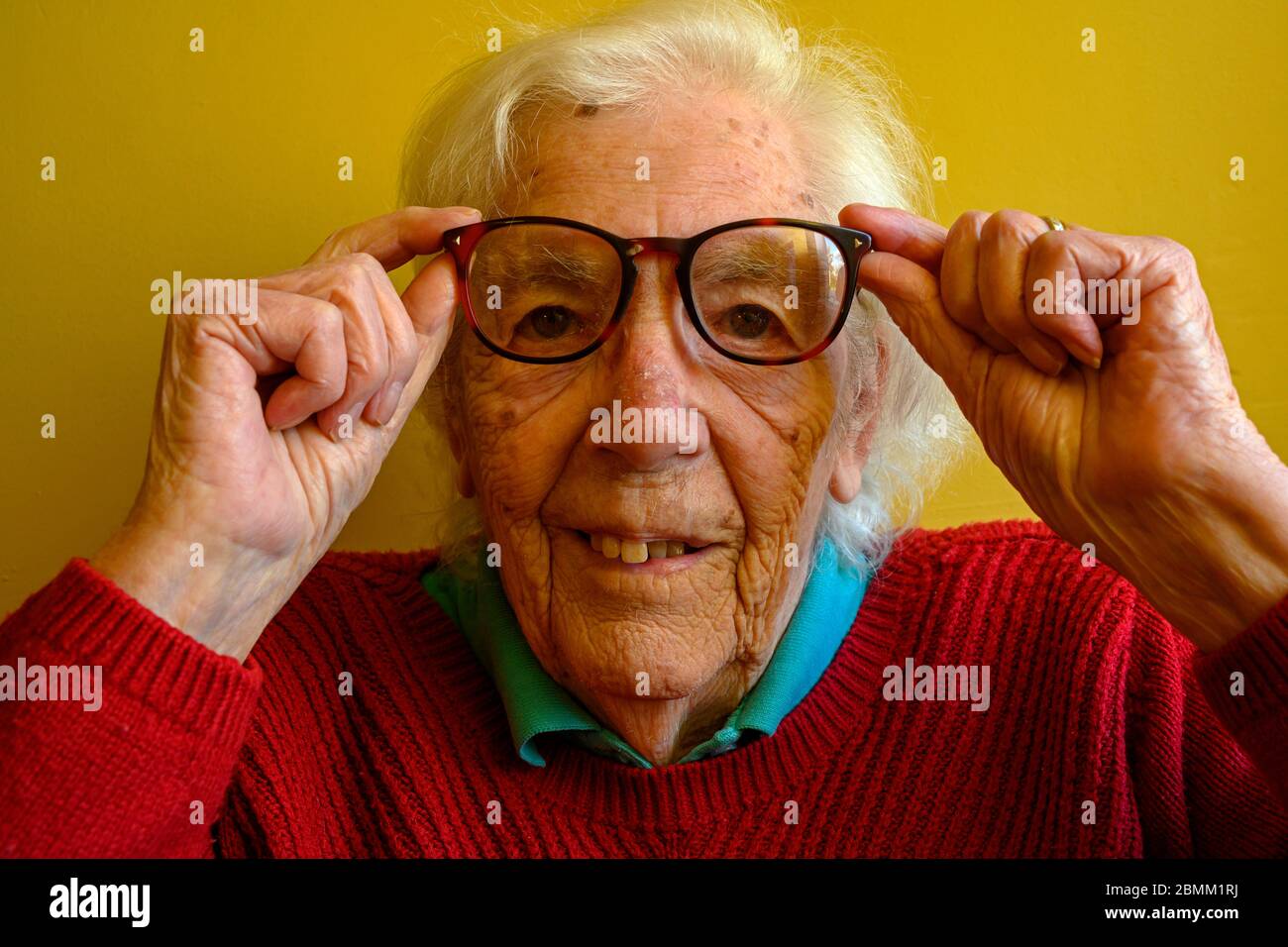 Donna con perdita parziale della vista dovuta alla degenerazione maculare legata all'età Foto Stock