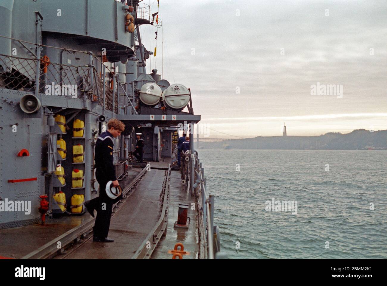 Cacciatorpediniere 5 della Marina militare tedesca che arivano al porto, 03 febbraio 1982, Lisbona, Portogallo Foto Stock