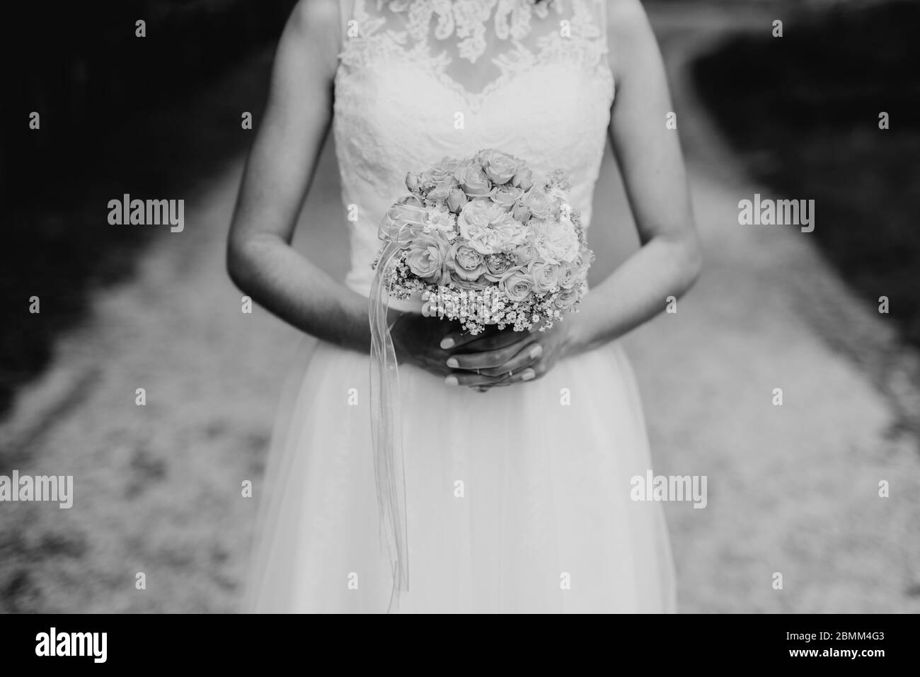 Sposa che tiene bouquet di fiori primo piano Foto Stock