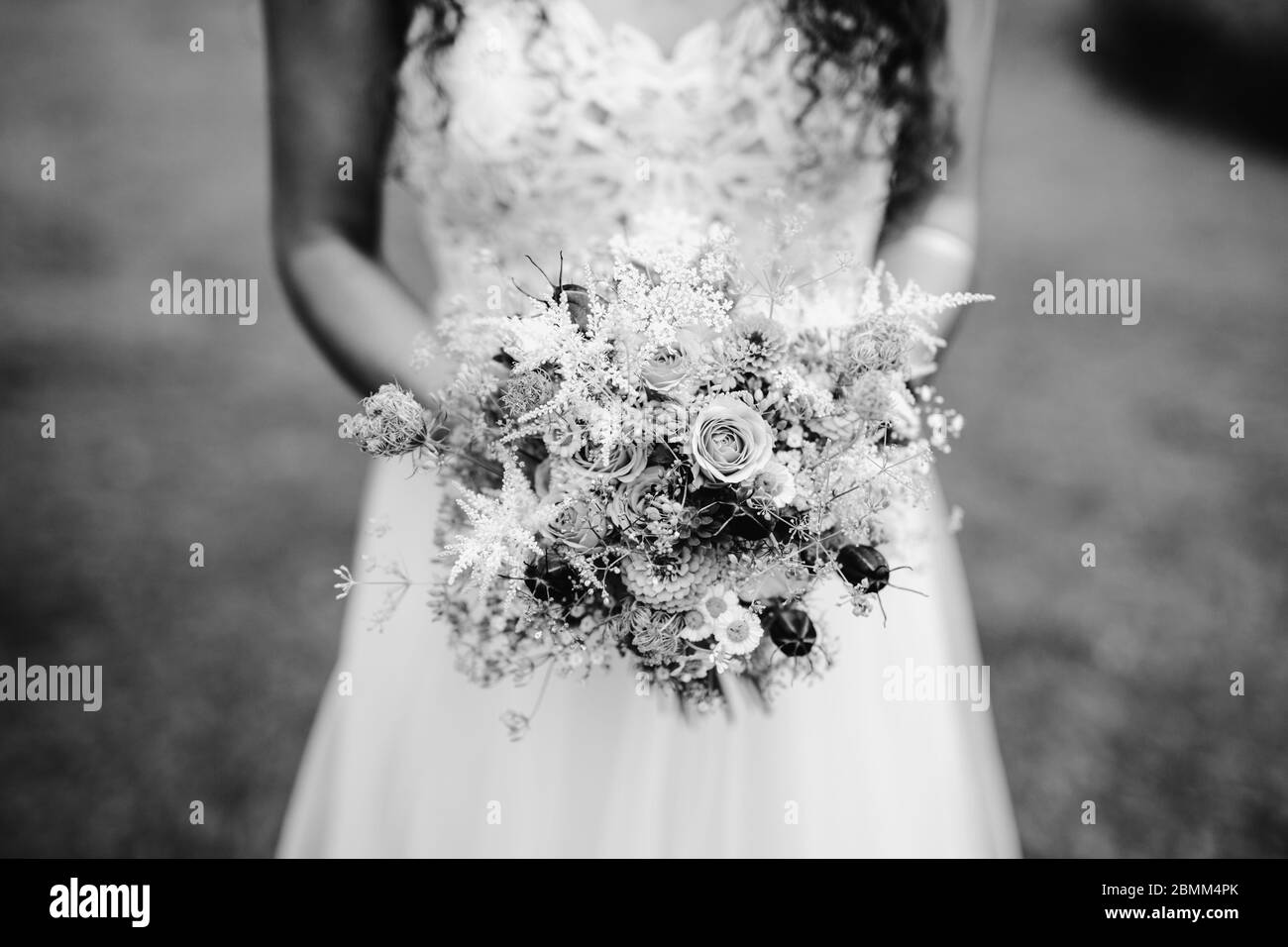 Sposa che tiene bouquet di fiori primo piano Foto Stock