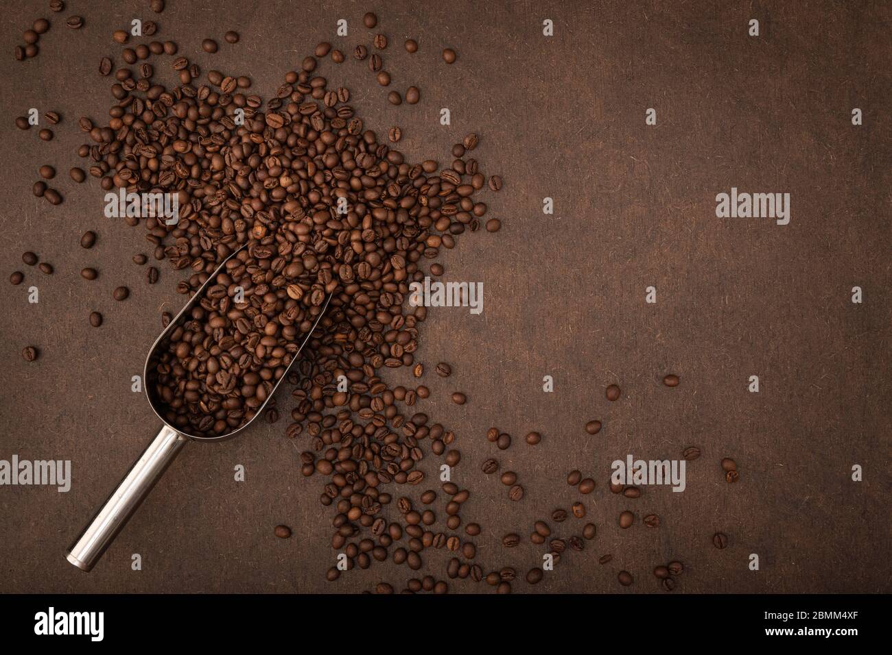 Caffè di fondo. Caffè e scoop su sfondo marrone. Spazio di copia della vista superiore Foto Stock