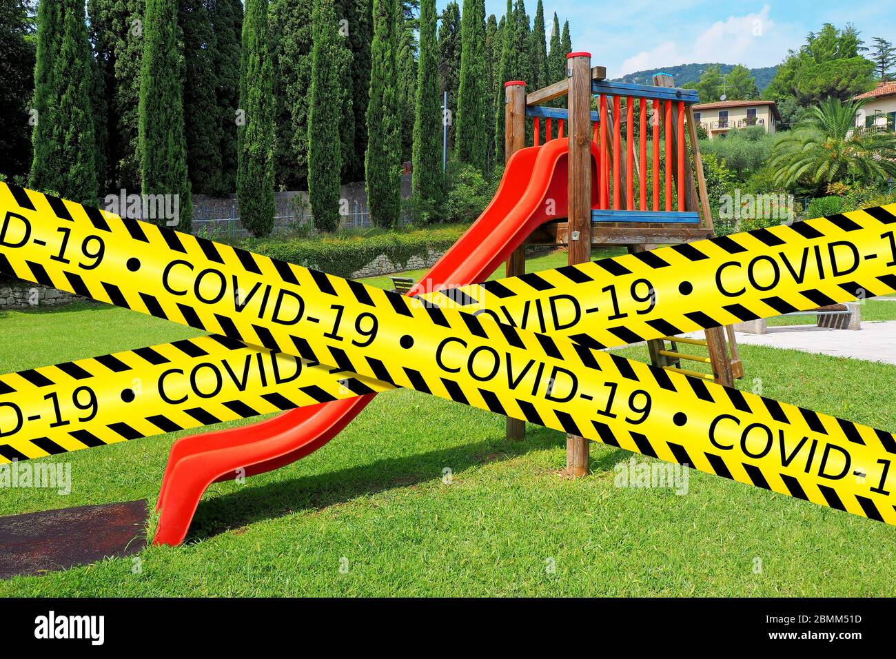 Nastro di attenzione per la chiusura del parco giochi per bambini a causa delle misure di protezione COVID-19 o Coronavirus Foto Stock
