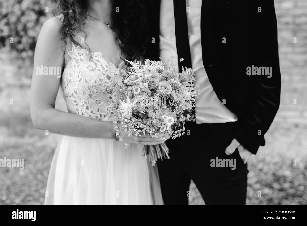 Sposa che tiene bouquet di fiori primo piano Foto Stock