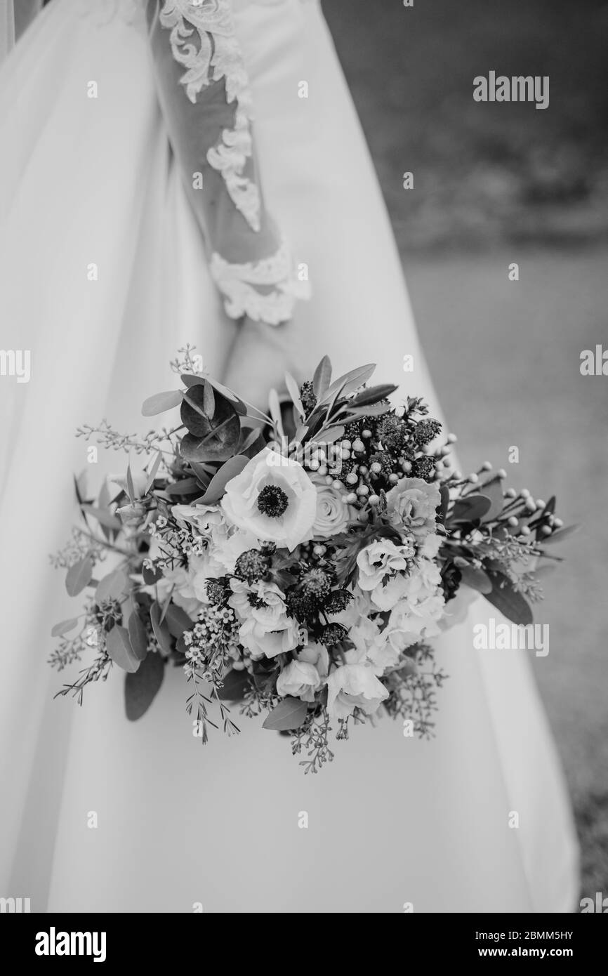 Sposa che tiene bouquet di fiori primo piano Foto Stock