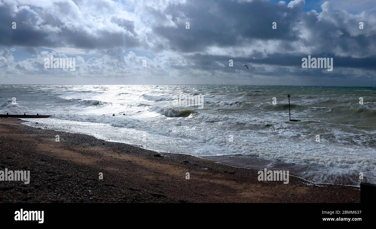 Tempesta costruzione sulla costa di Worthing nel Sussex occidentale. Foto Stock