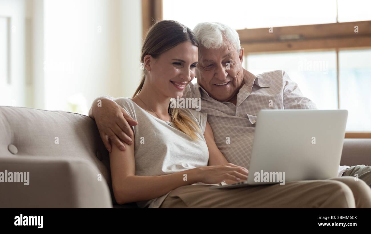 Buon padre e figlia adulta che usano il notebook insieme Foto Stock