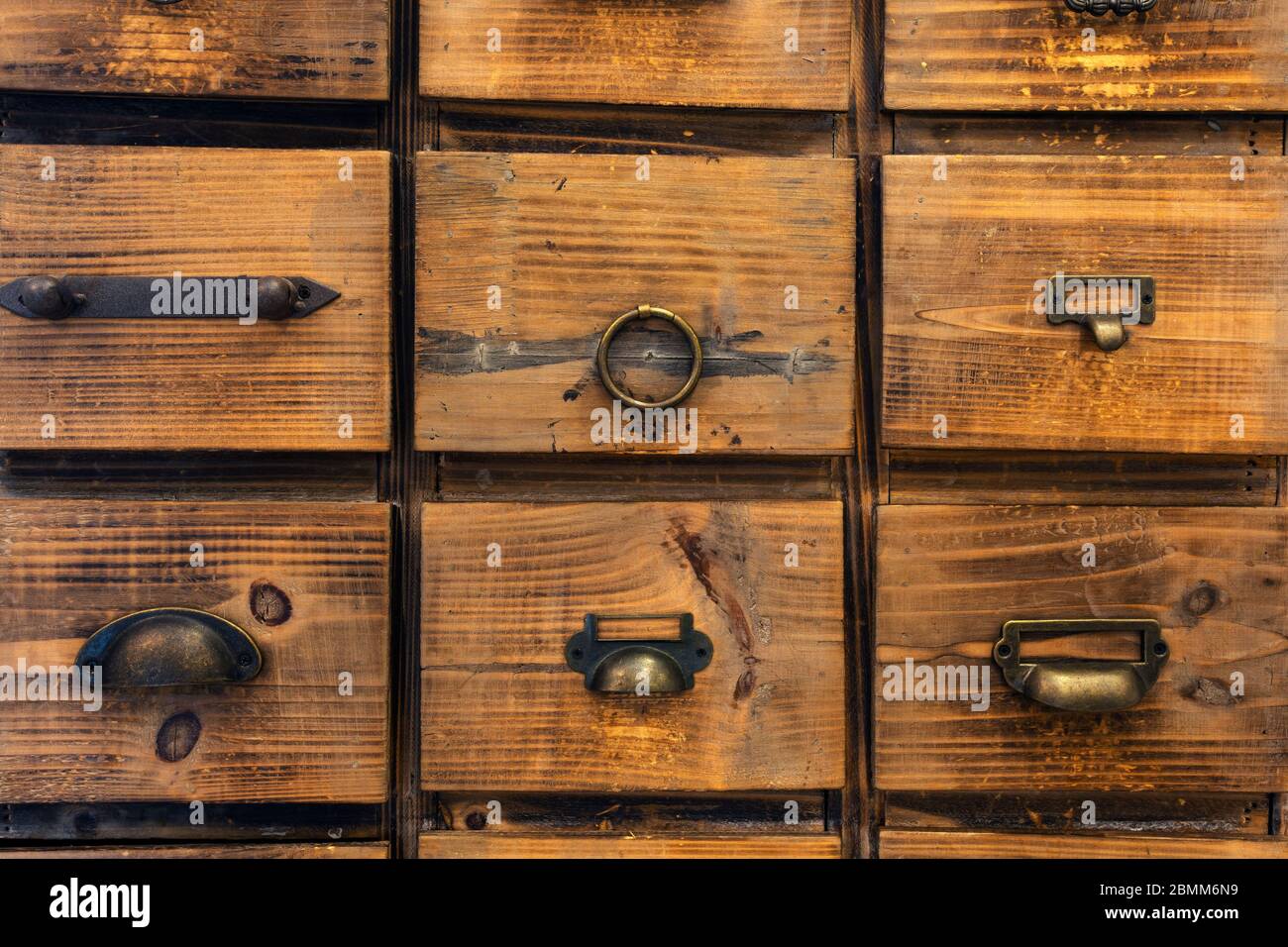 Vecchi cassetti antichi in legno, file di piccoli cassetti in un vecchio modulo di mobili, archivio di stoccaggio legno sfondo texture vintage look Foto Stock