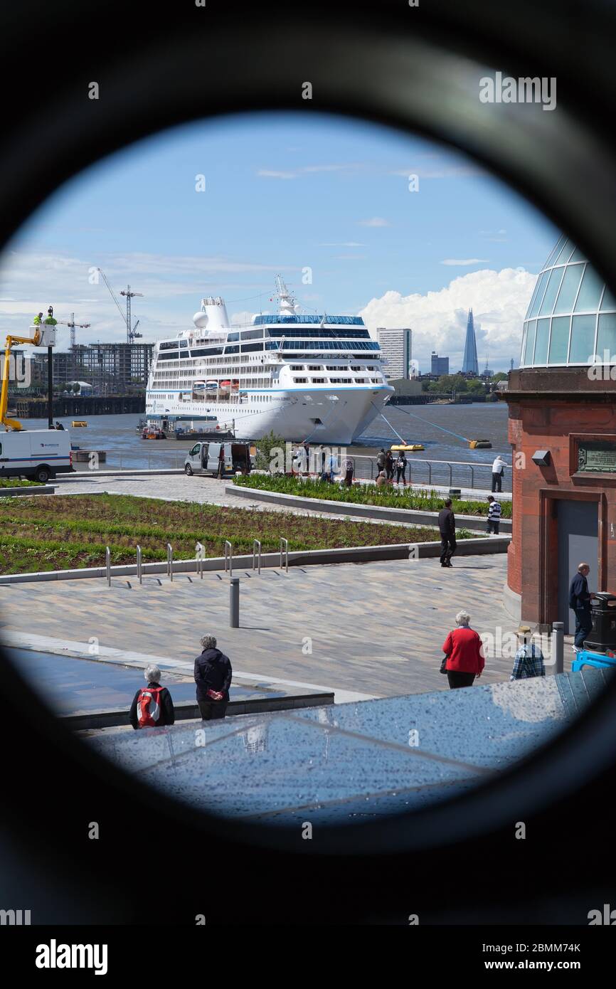 Nave da crociera vista dal rinnovato Cutty Sark a Greenwich, londra Foto Stock