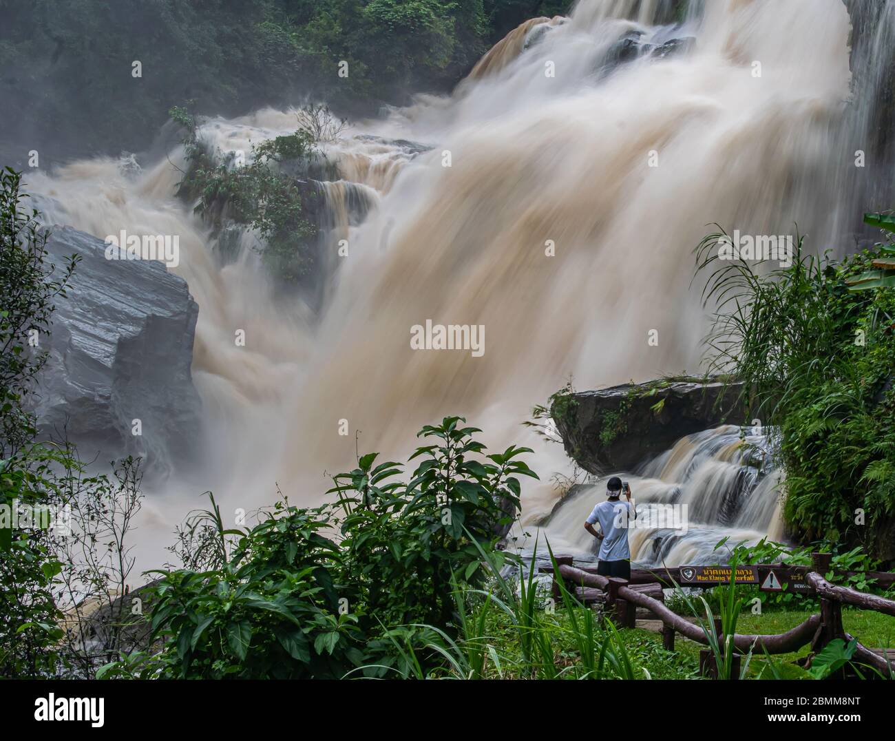 ching mai e le cascate da un parco naturale Foto Stock