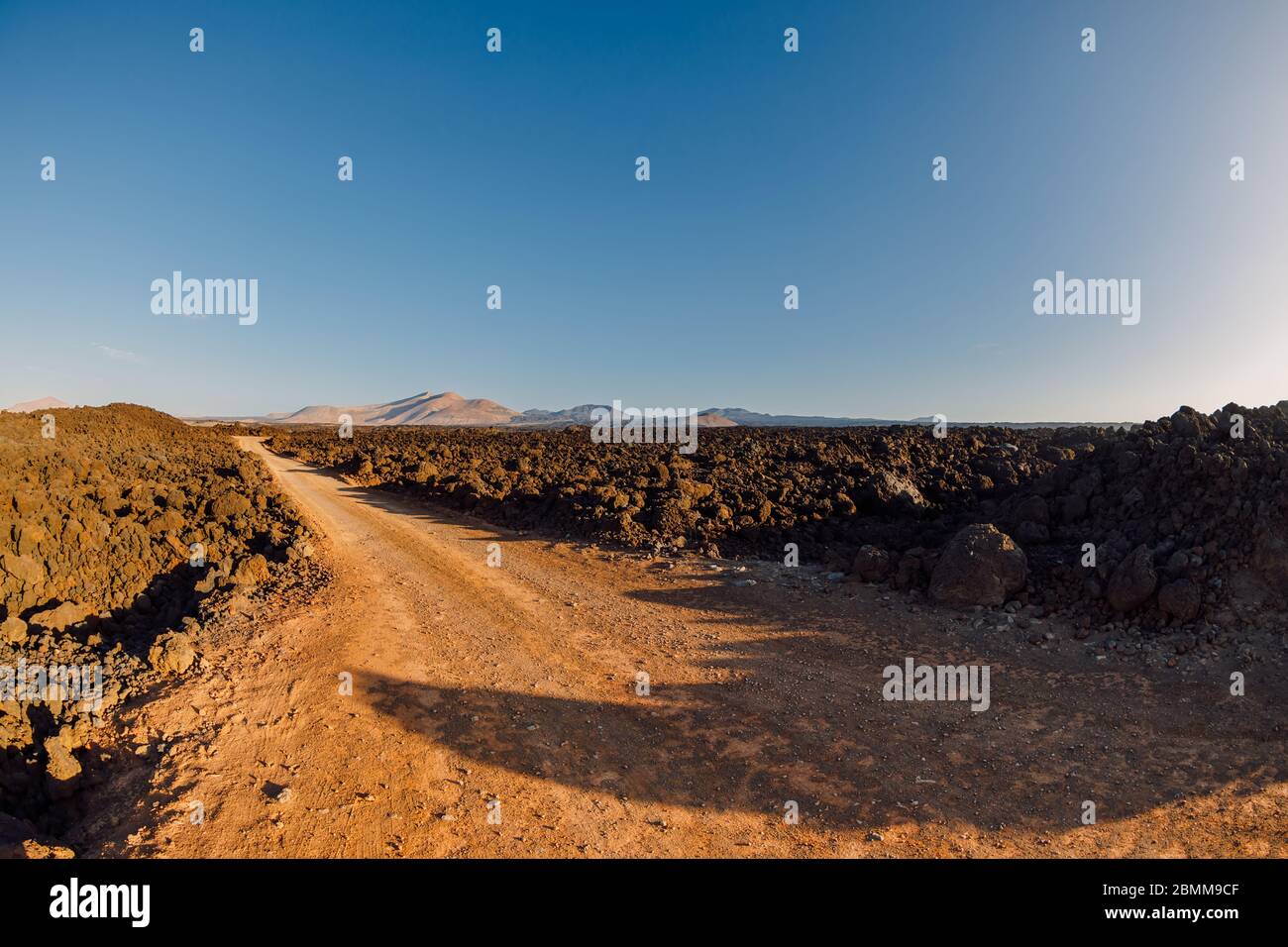 Vista aerea dei campi di lava con la strada e i vulcani. Lanzarote, Isole Canarie. Foto Stock