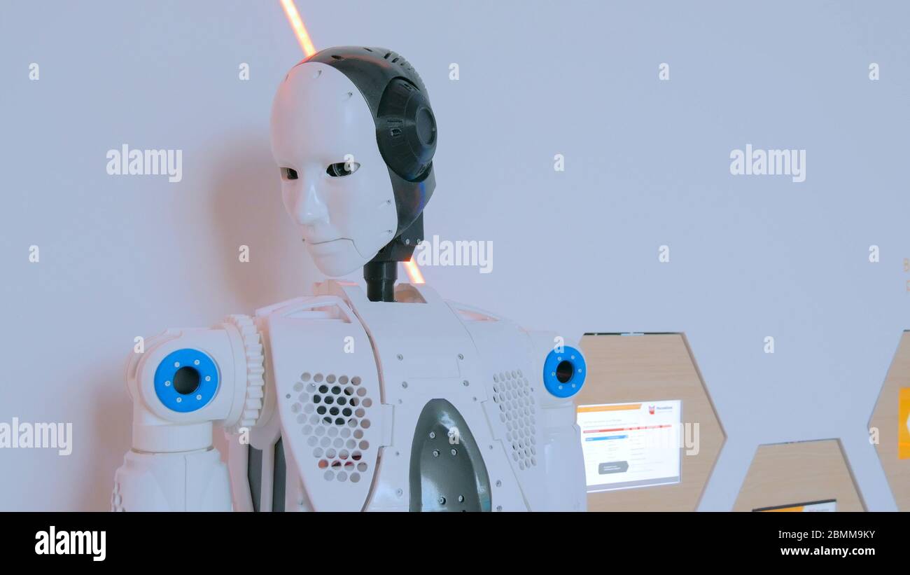 Robot umanoide bianco alla mostra sulla tecnologia. Concetto futuro e robotico Foto Stock