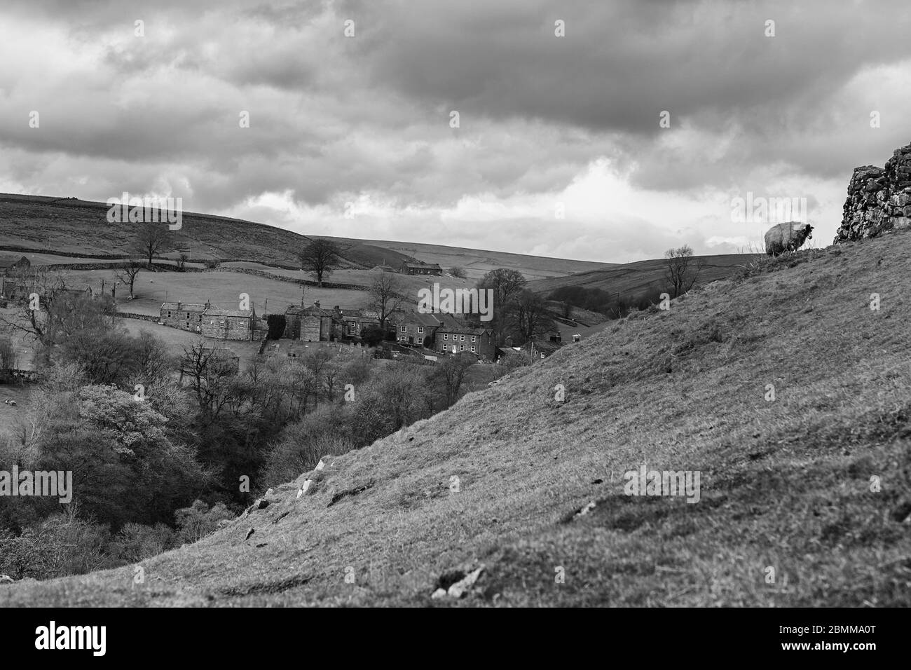 Vista di Keld da Beldi Hill, Upper Swaledale, North Yorkshire, Inghilterra, Regno Unito. Versione in bianco e nero Foto Stock