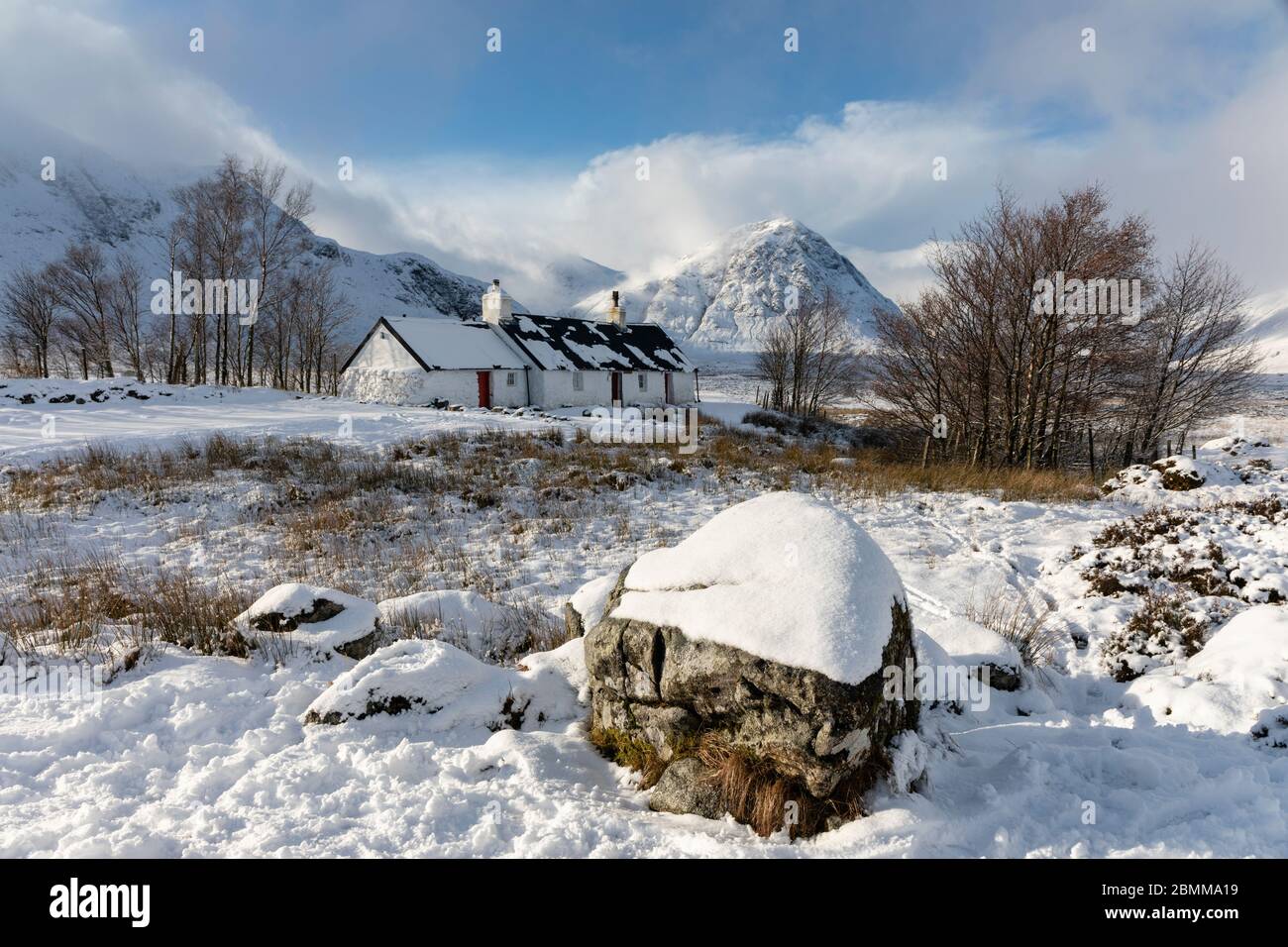 Cottage innevato Blackrock in inverno, Glencoe, Scozia Foto Stock