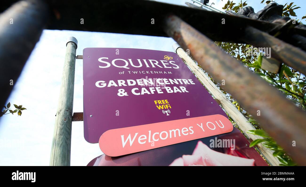 Londra, Regno Unito. 10 maggio 2020 Squires Garden Centre, Twickenham, Londra occidentale si prepara all'apertura, mentre il Regno Unito attende un annuncio modificato di blocco da parte del governo. Cartello di benvenuto attraverso fence bar Andrew Fosker / Alamy Live News Foto Stock
