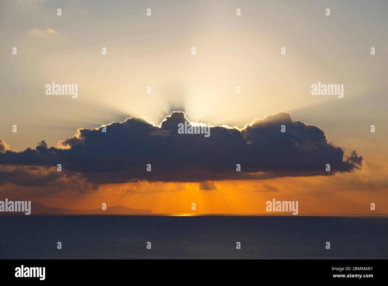 Tramonto vicino a Montserrat visto dal punto caldo turistico Shirley Heights, Antigua. Foto Stock