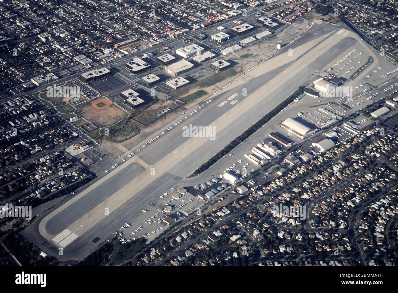 Santa Monica, Los Angeles, California, Stati Uniti - 1984 febbraio: Vista aerea dell'aeroporto di Santa Monica e dintorni. Pellicola da 35 mm scansionata. Foto Stock