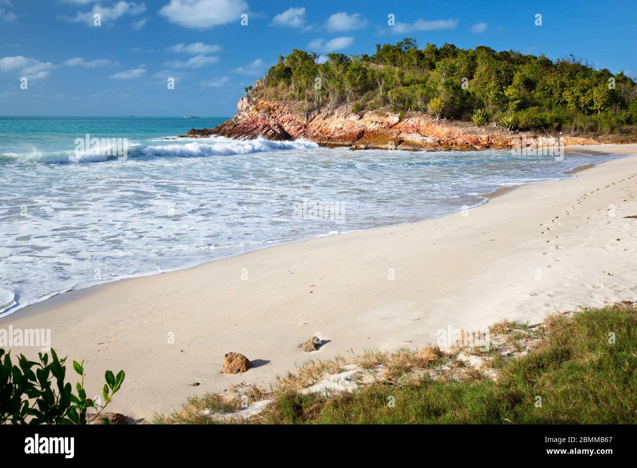 Una spiaggia segreta e incontaminata difficile da raggiungere ad Antigua. Foto Stock