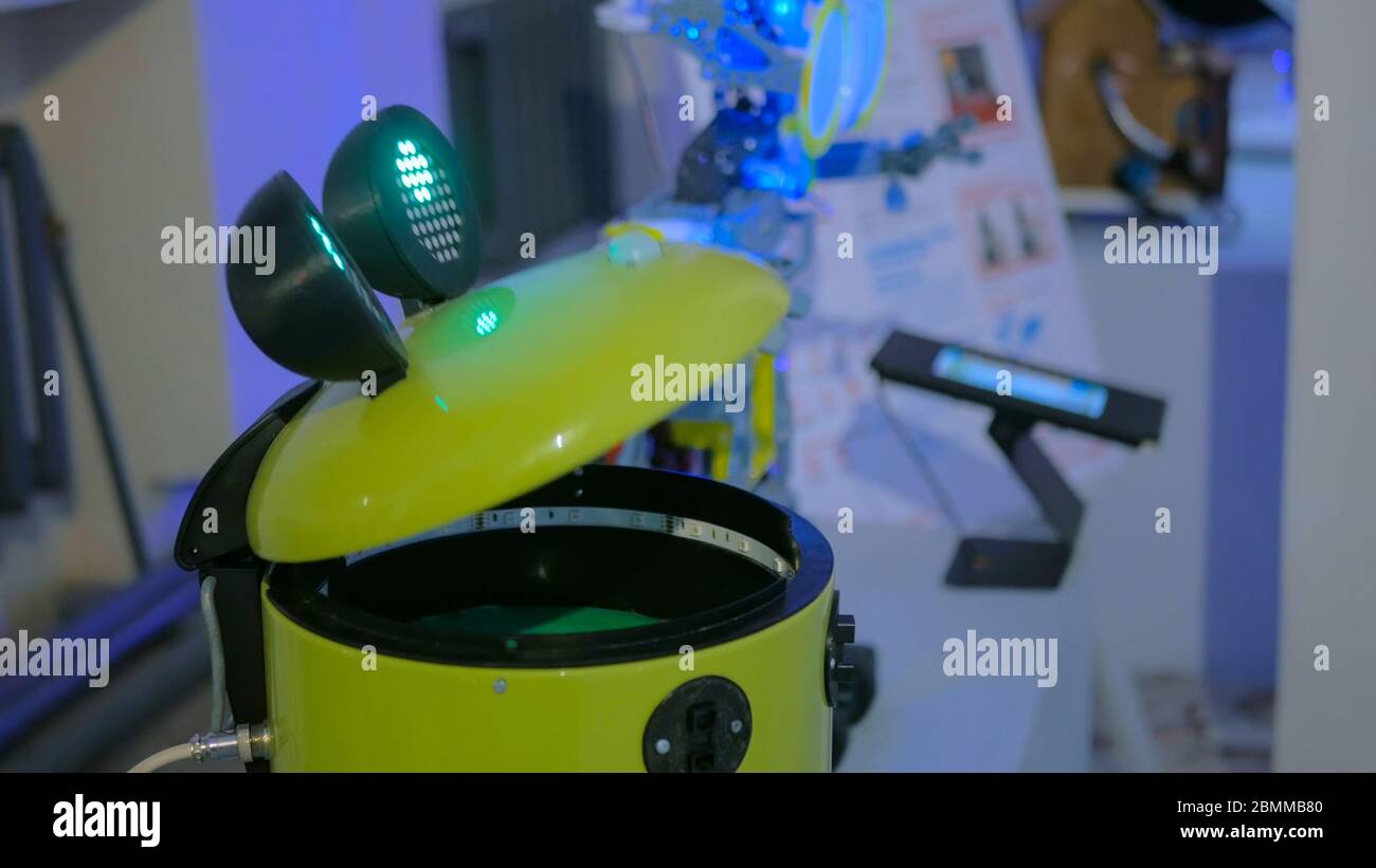 Robot a secchio giallo divertente alla mostra tecnologica. Concetto futuro e robotico Foto Stock