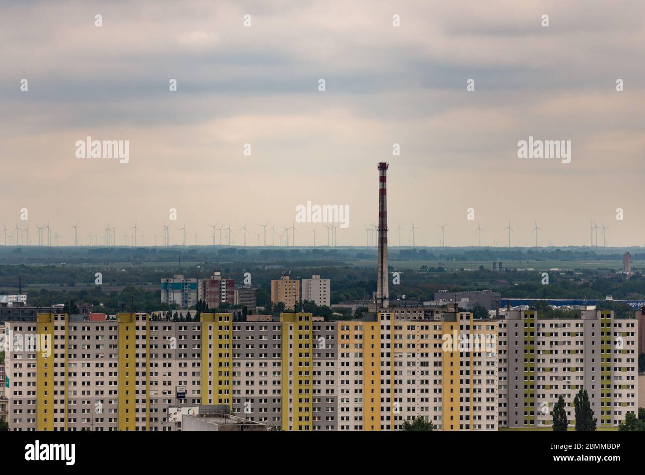 Bratislava. Slovacchia. Estate 2019. Case di pannelli a Bratislava. Zona residenziale con un enorme tubo. Un paesaggio urbano scomodo. Depressione di appetara Foto Stock