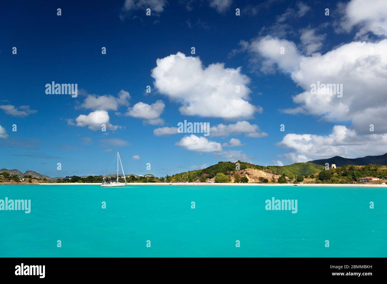 Vista sulla spiaggia di Ffryes ad Antigua da una barca. Foto Stock