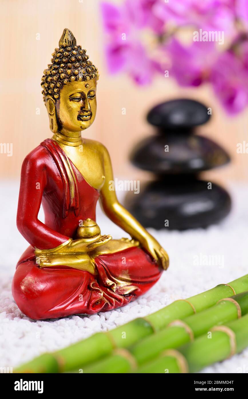 La figura del Buddha in giardino zen con pietre impilate Foto Stock