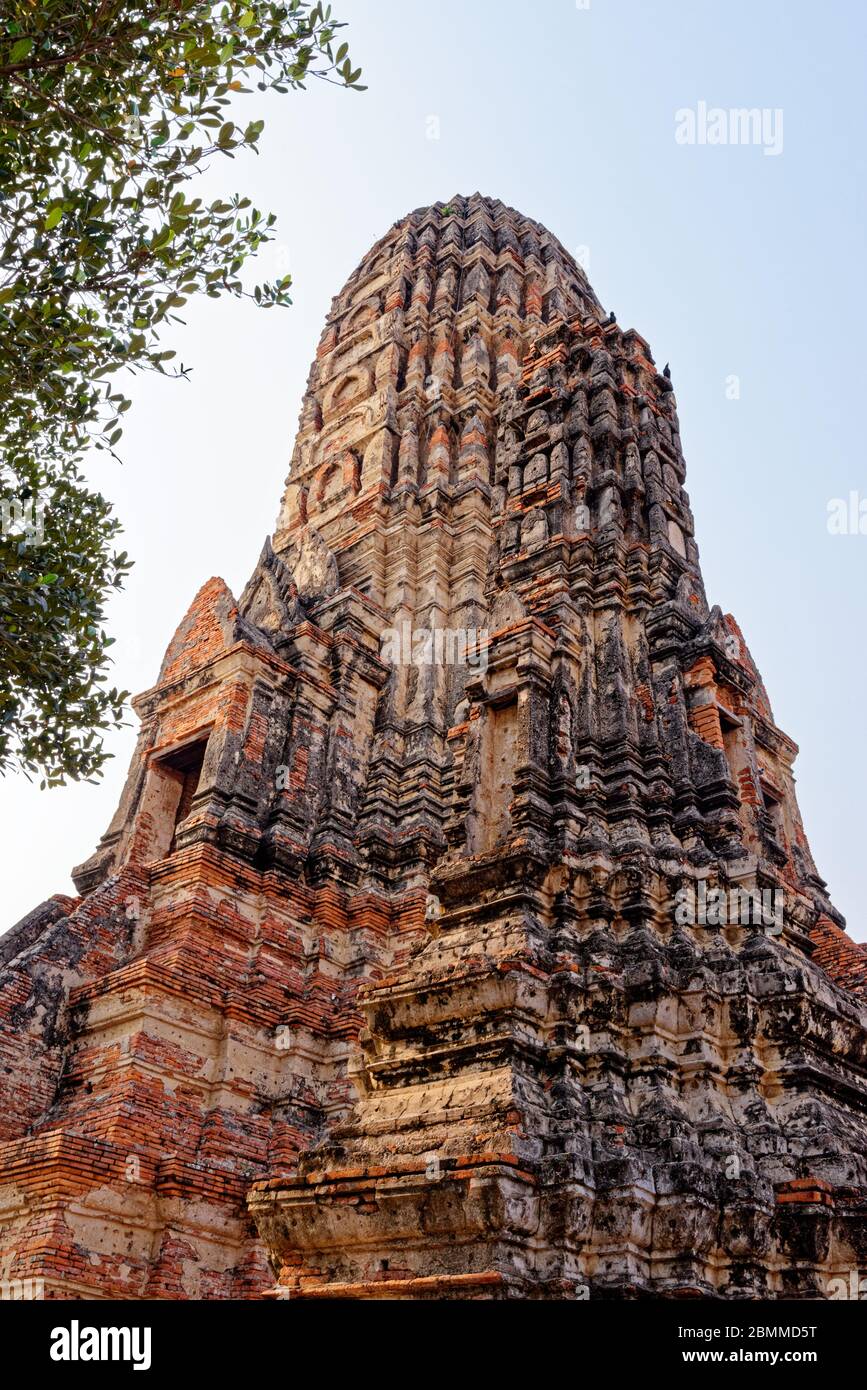 Tempio di Wat Chaiwatthanaram nel Parco storico di Ayuthaya, un sito patrimonio mondiale dell'UNESCO Ayuthaya, Thailandia - 21 gennaio 2020 Foto Stock
