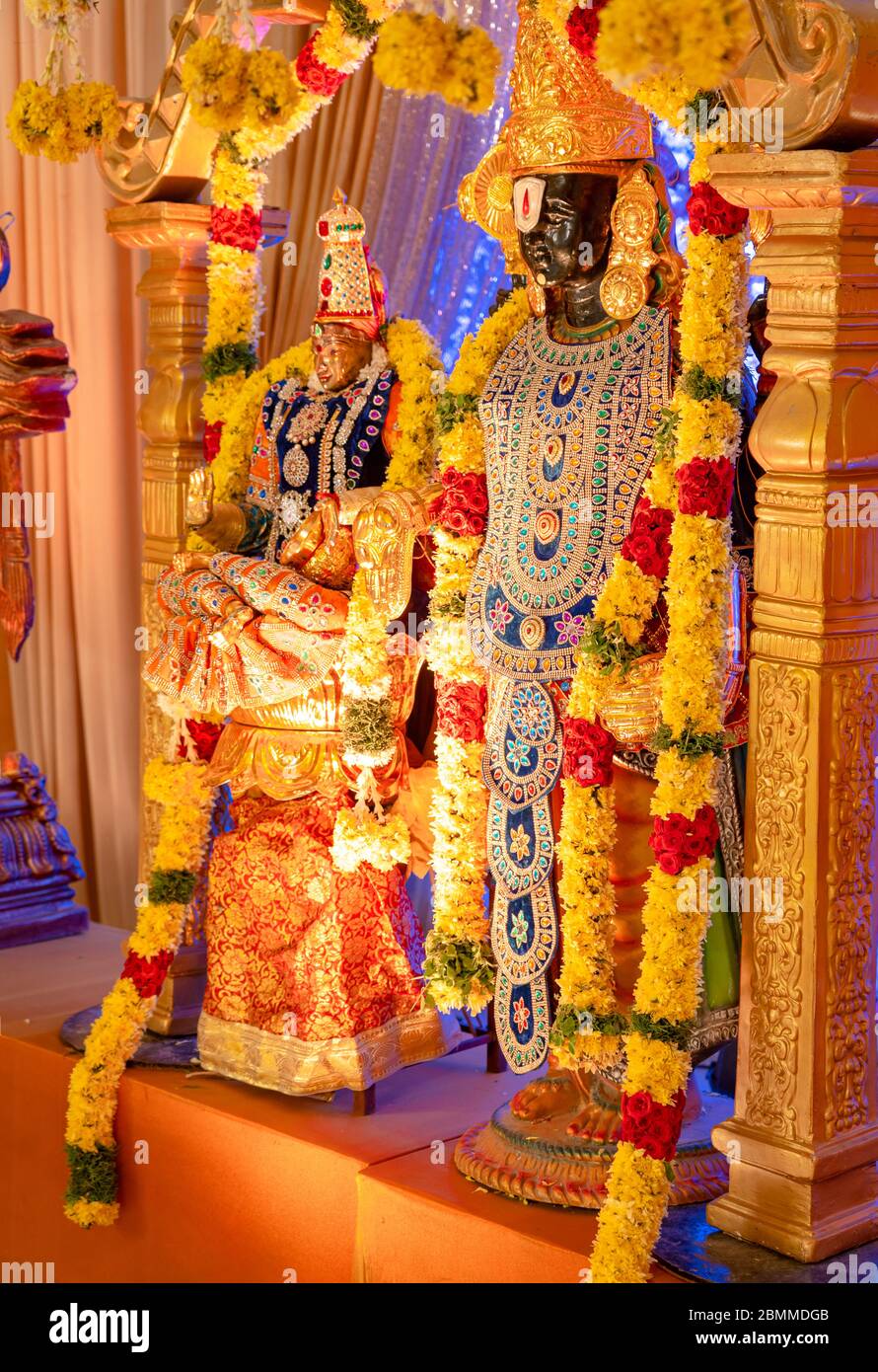 Gli idoli di Lord Balaji e Lakshmi decorati con fiori e ornamenti in un matrimonio indù Foto Stock