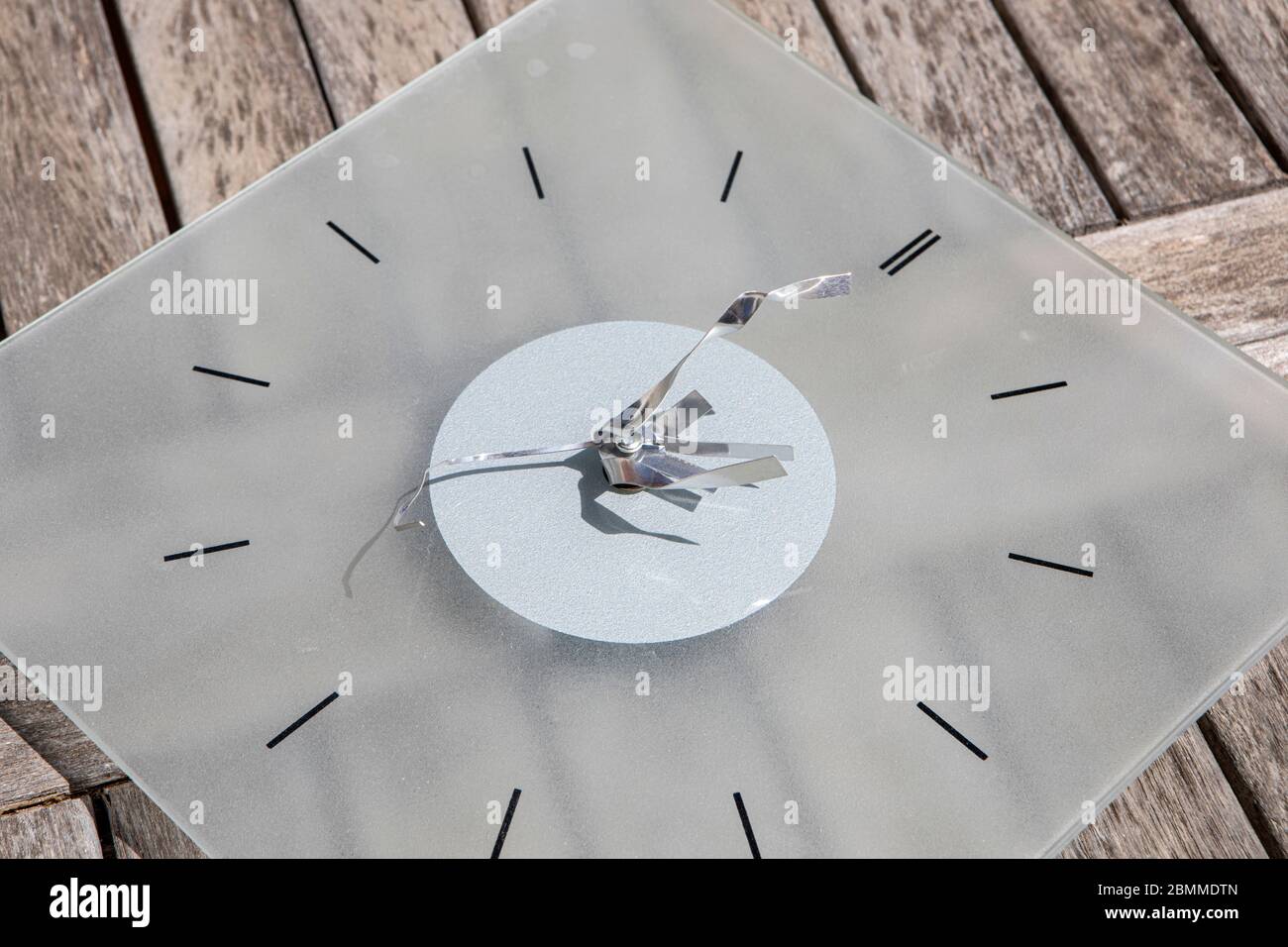 Un orologio intrecciato rotto Foto Stock