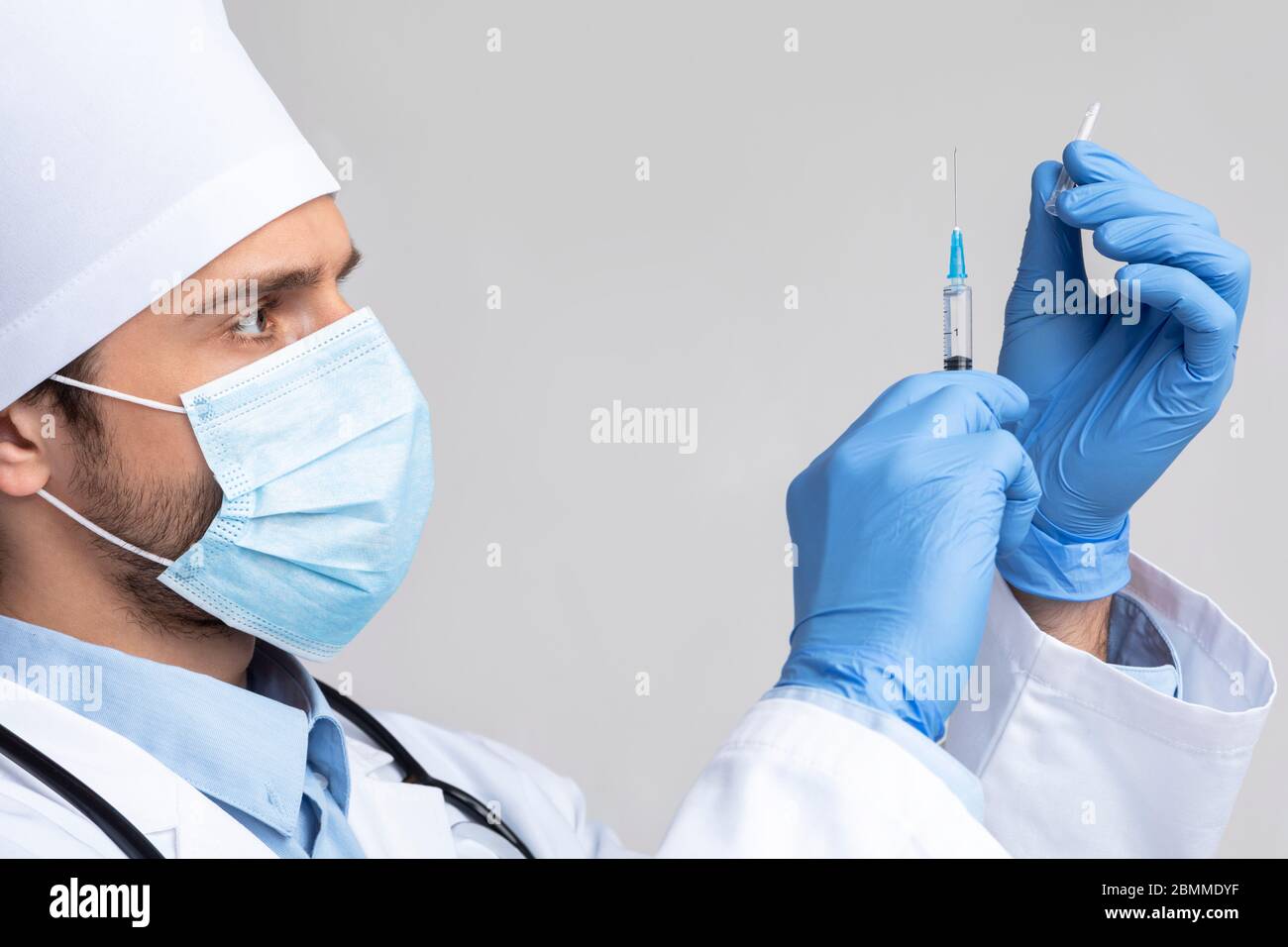 Medico professionista che prepara la siringa con il vaccino, primo piano Foto Stock