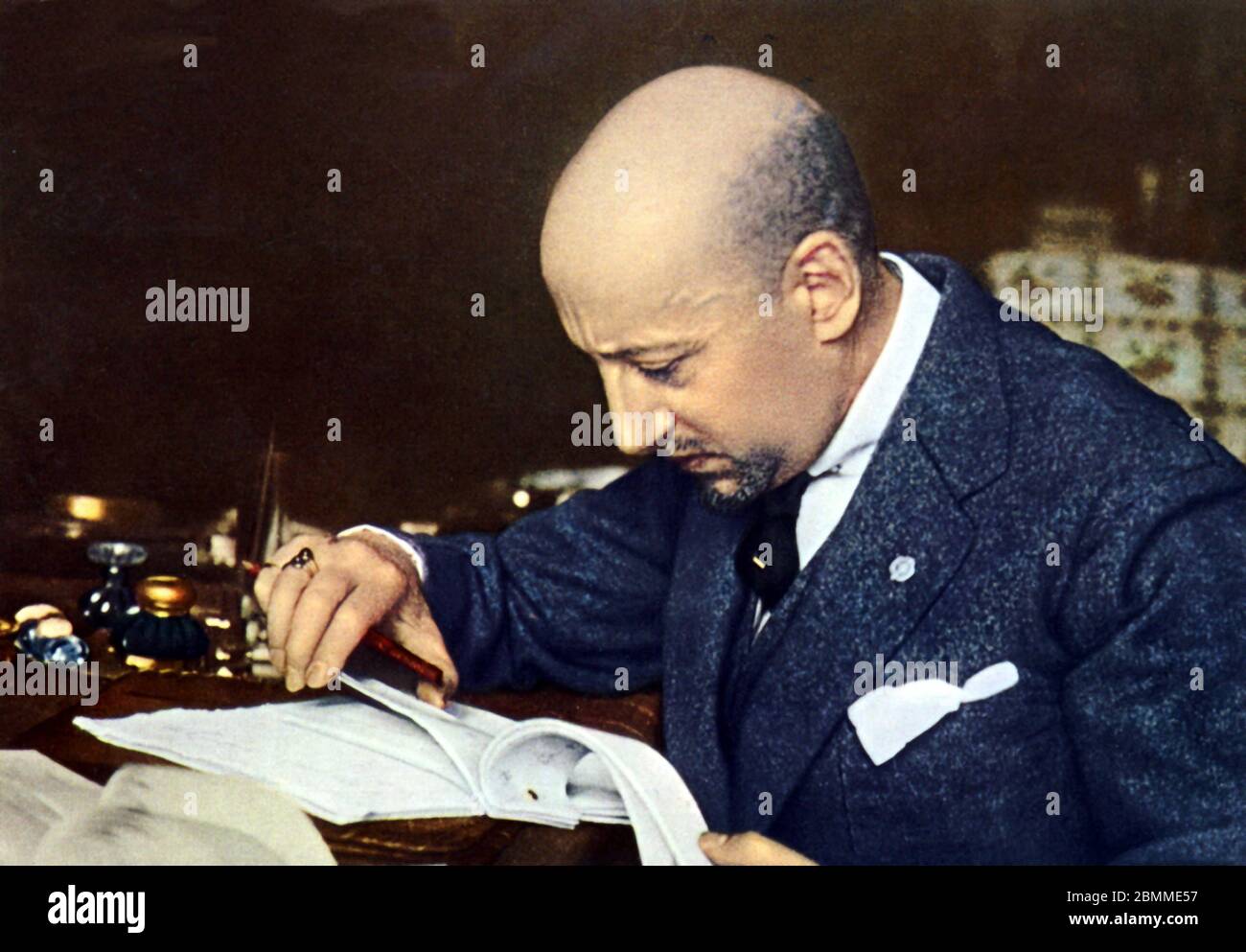 Portrait du poete italien Gabriele D'Annunzio (1863-1938) un bureau figlio. Carta postale. Foto Stock