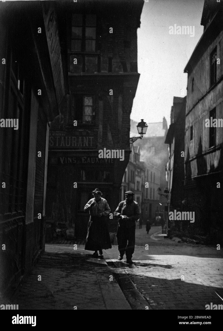 Un Couple de travailleurs marchant dans une rue de Rouen Normandie - 1920 environ (un paio di lavoratori a piedi in una strada di Rouen, Normandia, ca Foto Stock