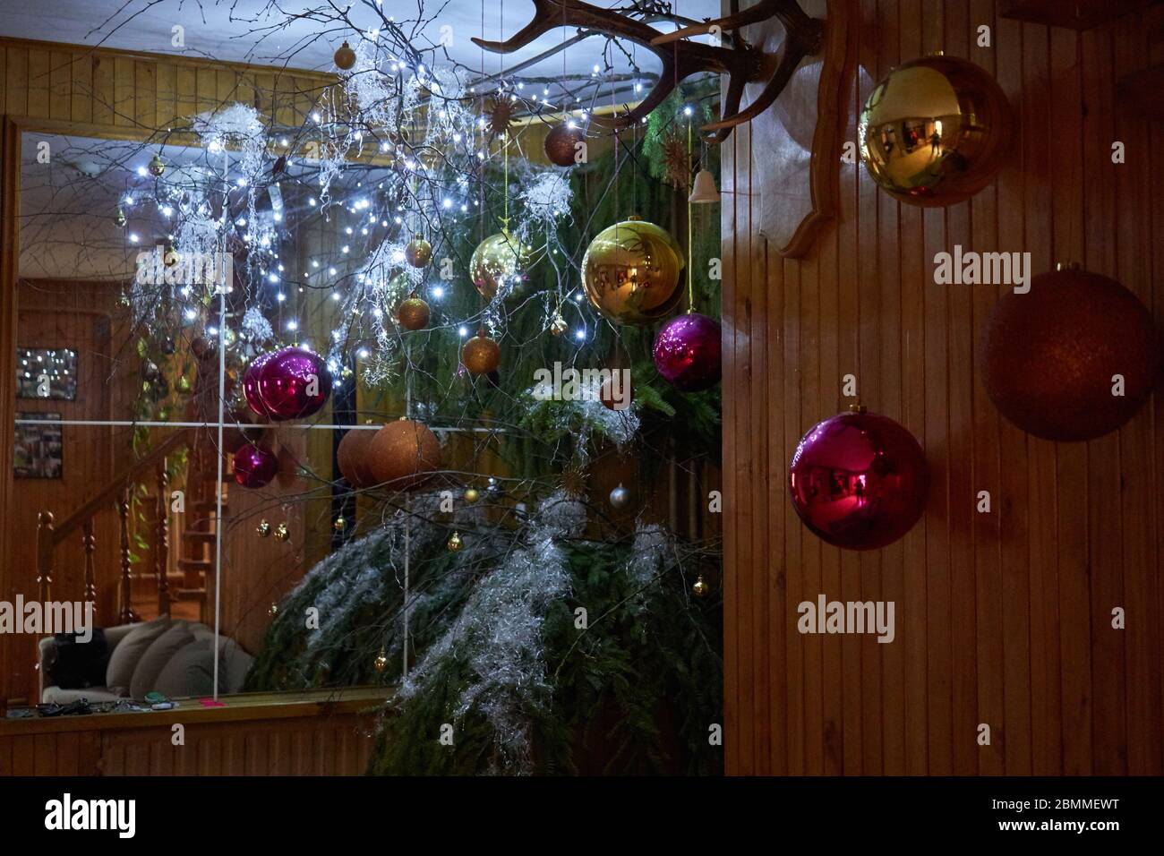Decorazioni uniche per alberi di natale in camera Foto Stock