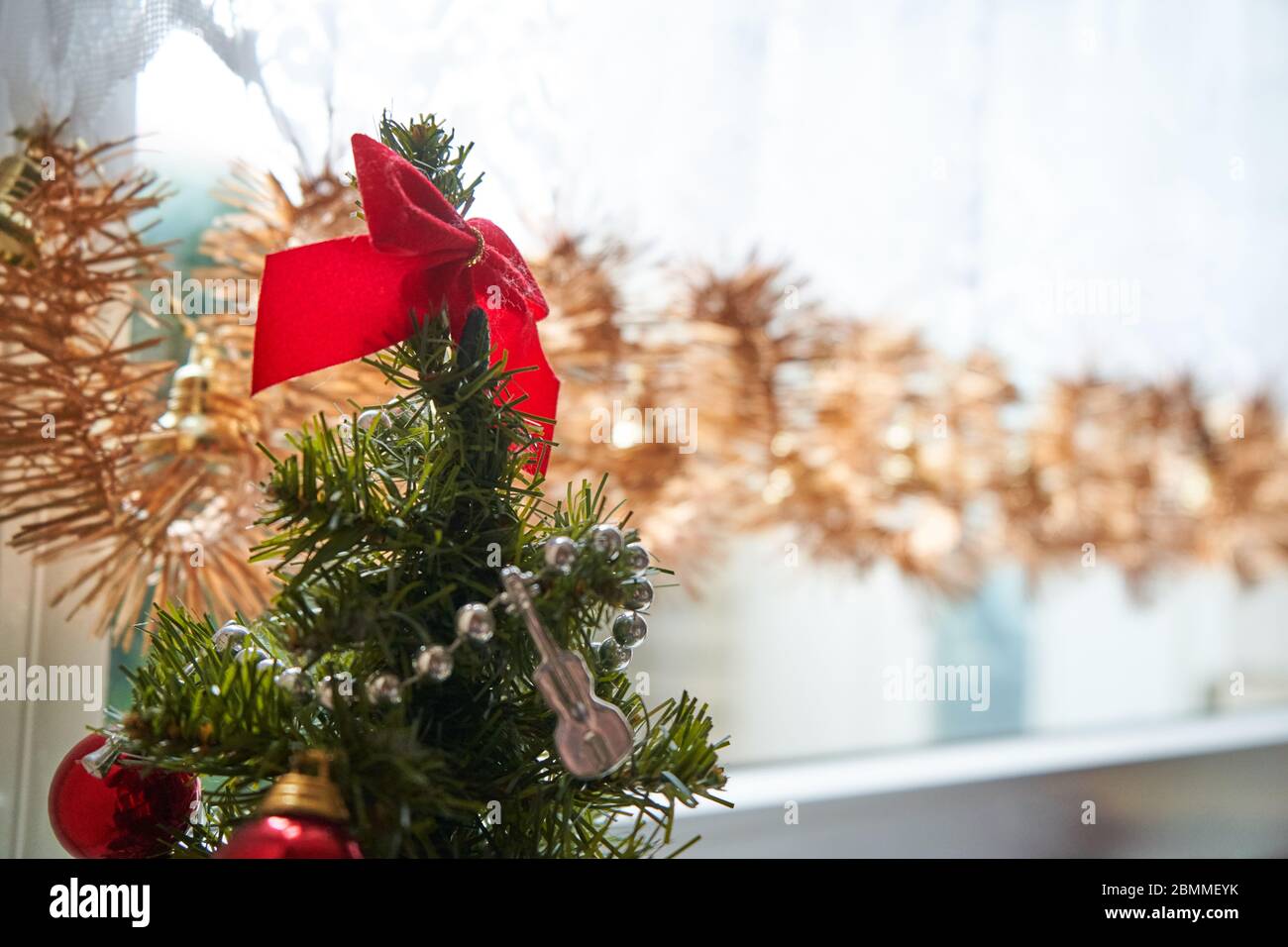 Albero di natale artificiale e decorazioni Foto Stock