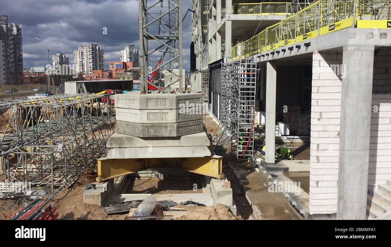Cantiere con gru e telai in acciaio Foto Stock