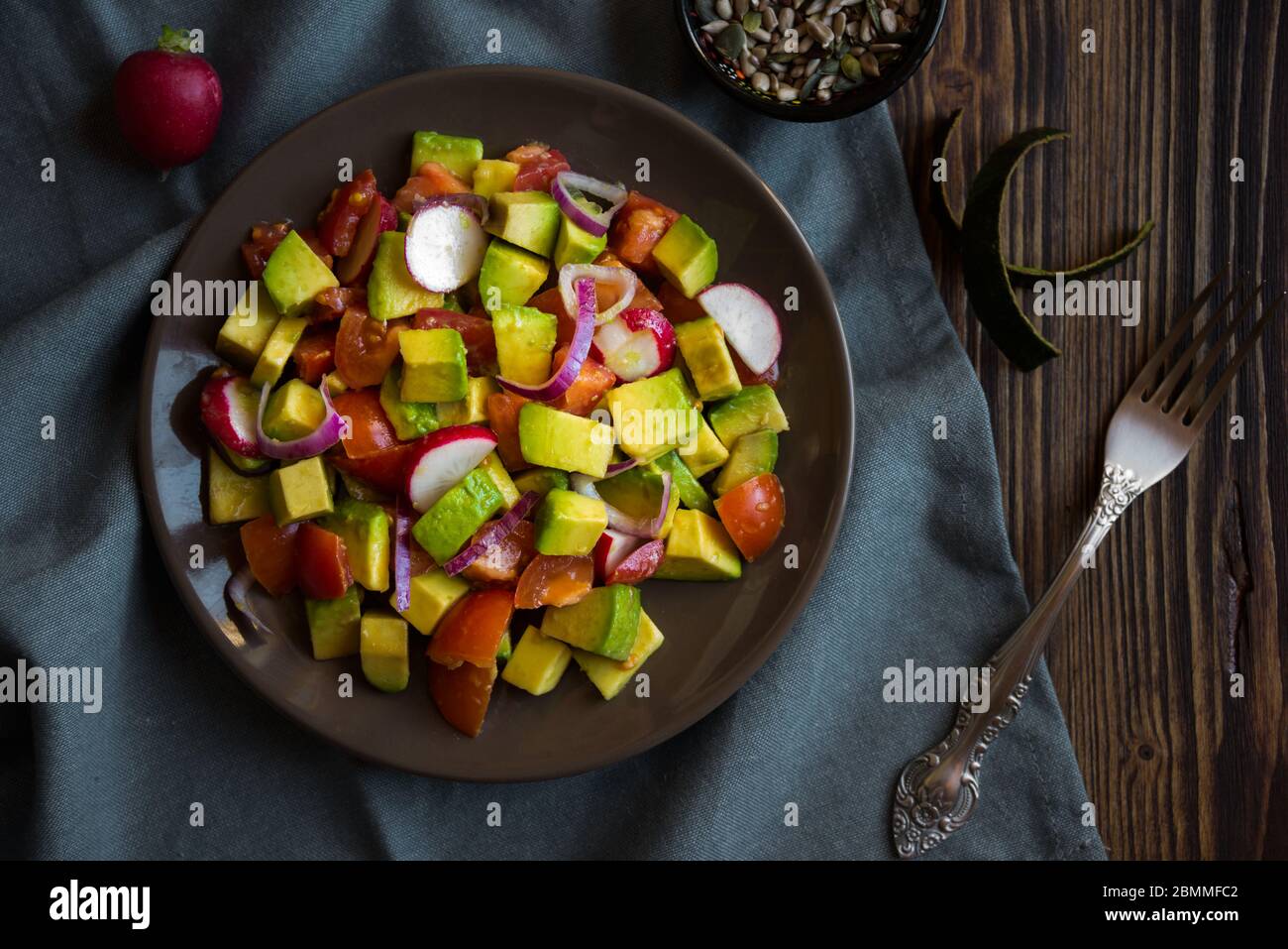 Insalata di verdure fresche con avocado, pomodori e rafano. Concetto di cibo sano Foto Stock