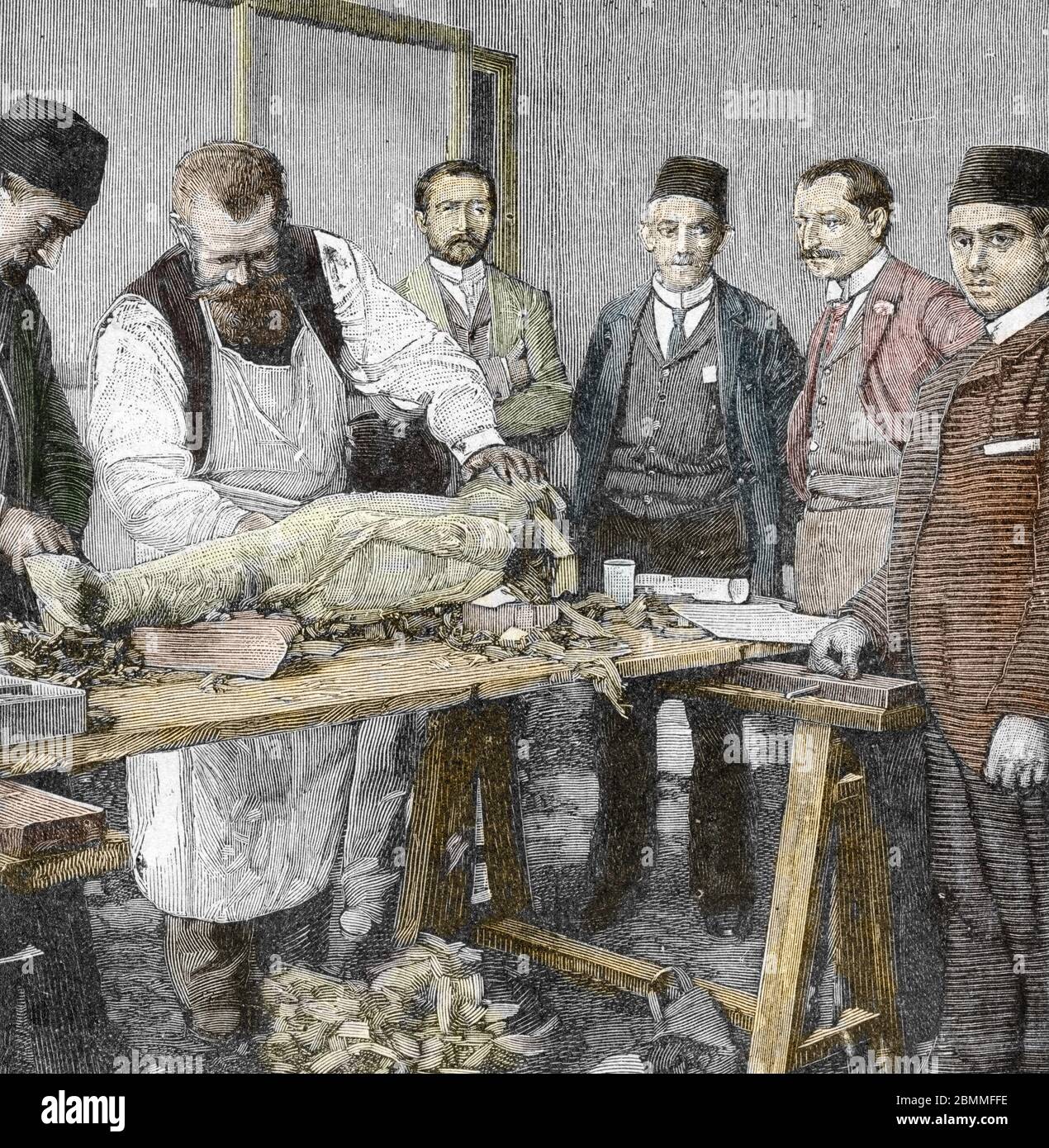 'Depouillement d'une momie des grands pretres d'Amon par des scientifiques egyptologgues' (Skinning della mummia di un Tebano alti sacerdoti di Amun by sc Foto Stock