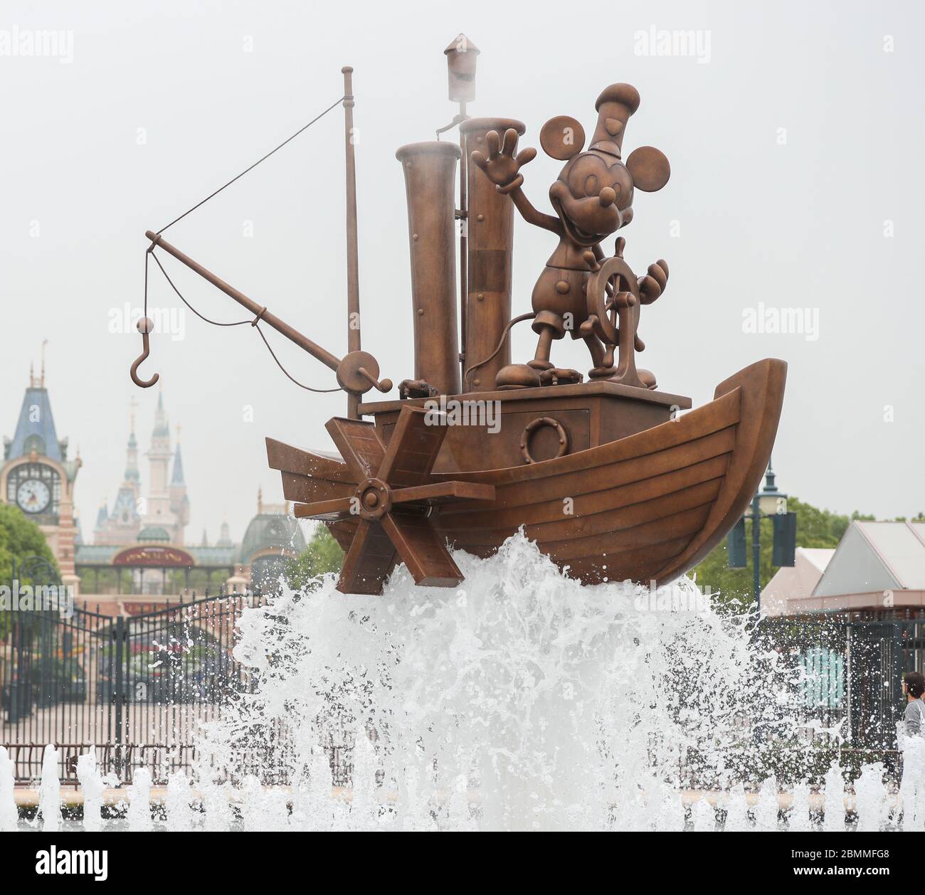 Shanghai, Cina. 10 maggio 2020. La foto scattata il 10 maggio 2020 mostra una vista di Shanghai Disneyland nella Shanghai della Cina orientale. Il parco a tema Disneyland di Shanghai riaprirà al pubblico il 11 maggio, dopo che il resort ha annunciato la chiusura temporanea a fine gennaio in risposta alla nuova epidemia di coronavirus. Credit: Xinhua/Alamy Live News Foto Stock