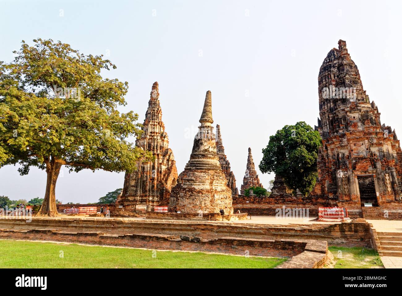 Tempio di Wat Chaiwatthanaram nel Parco storico di Ayuthaya, un sito patrimonio mondiale dell'UNESCO Ayuthaya, Thailandia - 21 gennaio 2020 Foto Stock