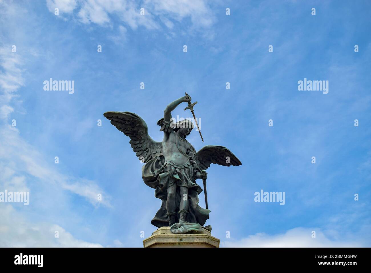 Statua San Michele Arcangelo Grande Statua in bronzo di arcangelo michele immagini e fotografie stock ad