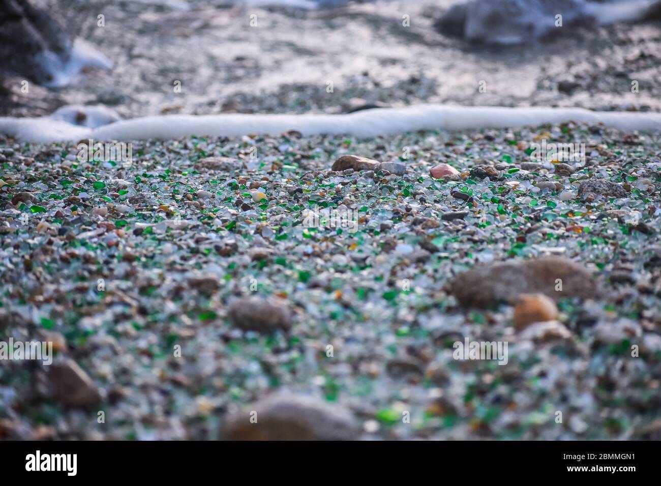 Conchiglie, pietre e cristalli arrotondati dall'erosione del mare Los Cristales Beach, Galizia. Spagna. Foto Stock