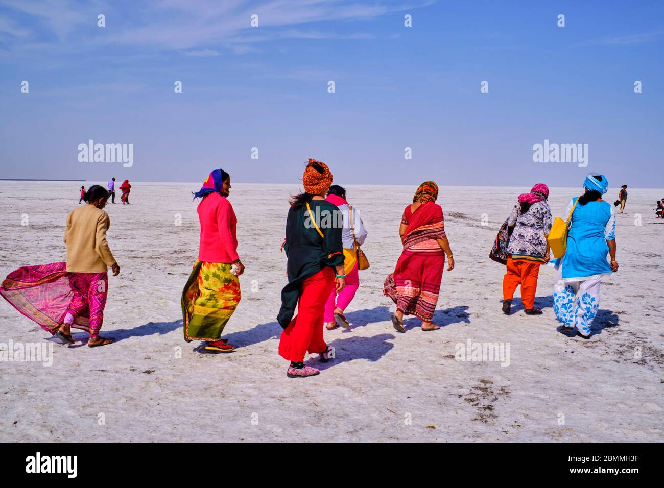 India, Gujarat, Kutch, Rann di Kutch, turista locale che visita il deserto del sale Foto Stock