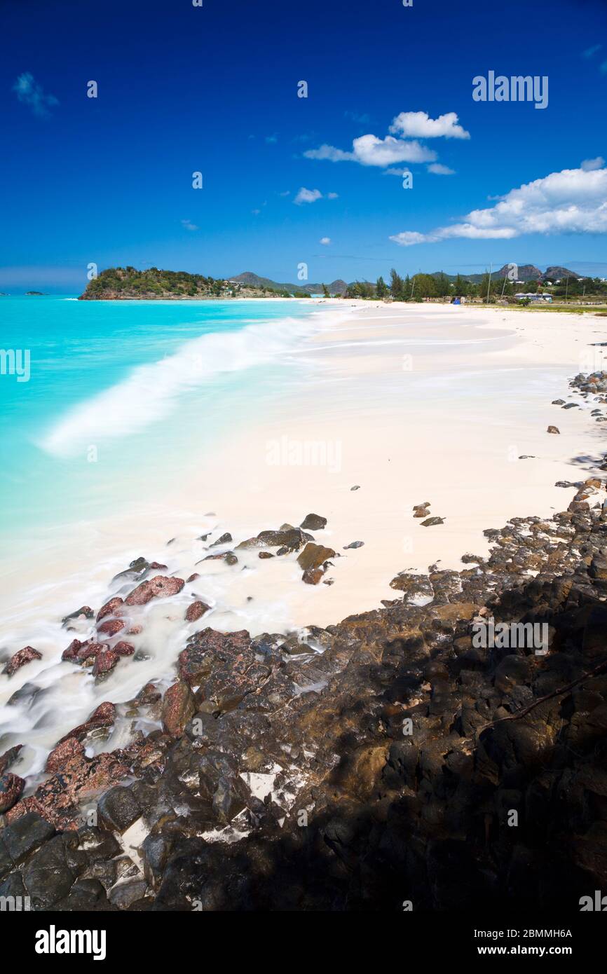 Bella Ffryes Beach ad Antigua con rocce in primo piano. Foto Stock